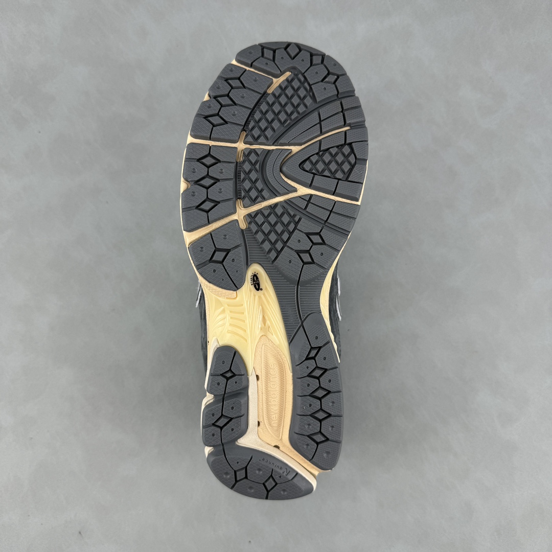 New Balance NB 2002R